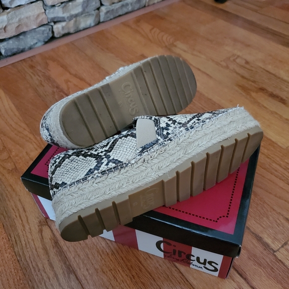 Circus by Sam Edelman Cora Slip On - Picture 6 of 9